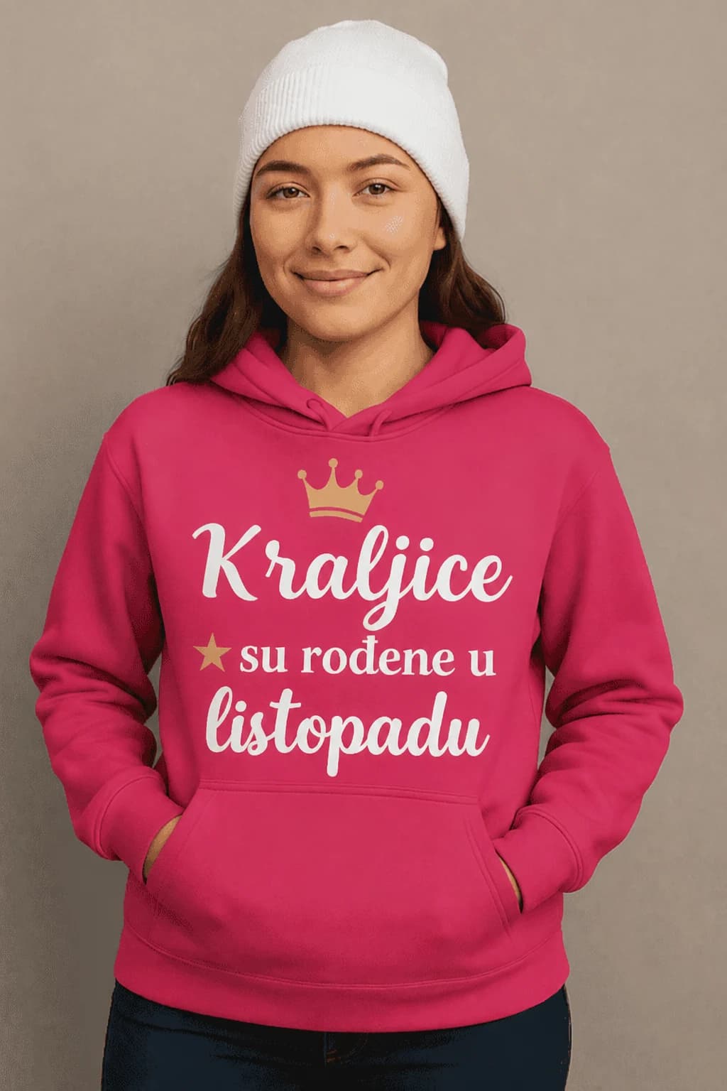Djevojka u tamnoružičastoj dukserici s krunom i natpisom Kraljice su rođene u listopadu krasopisom