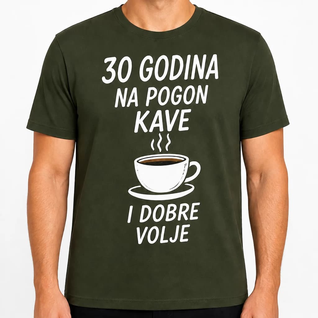 Tamnozelena majica s natpisom o 30 godina, kavi i dobroj volji te bijelom šalicom kave s parom