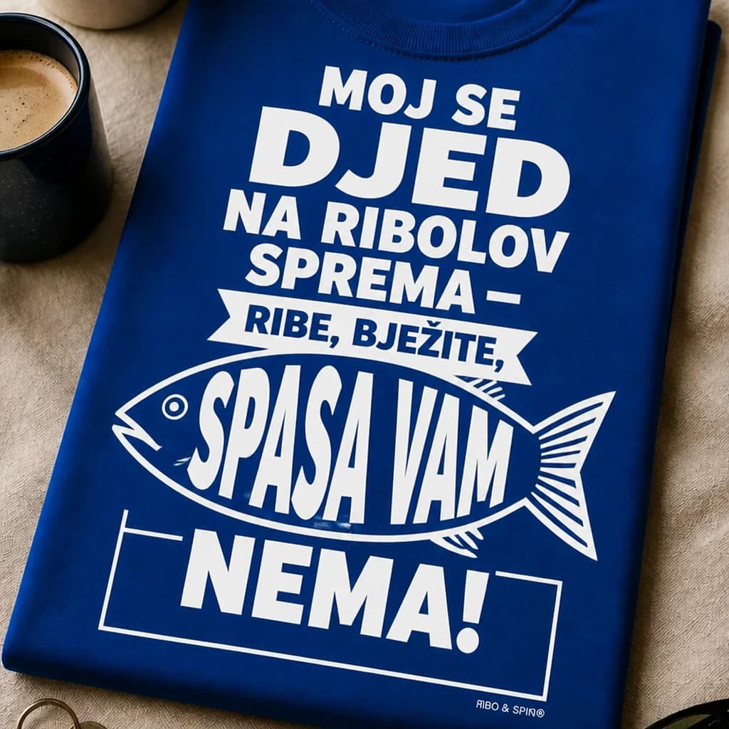 Kraljevsko plava majica s ribom i natpisom „Moj se djed na ribolov sprema – ribe, bježite, spasa vam nema!“