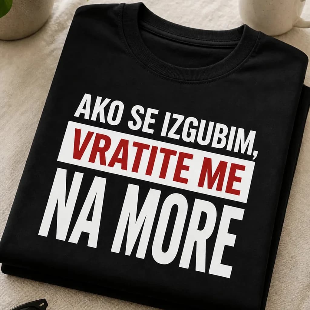 Crna majica s natpisom „Ako se izgubim, vratite me na more“ i istaknutom trakom u sredini