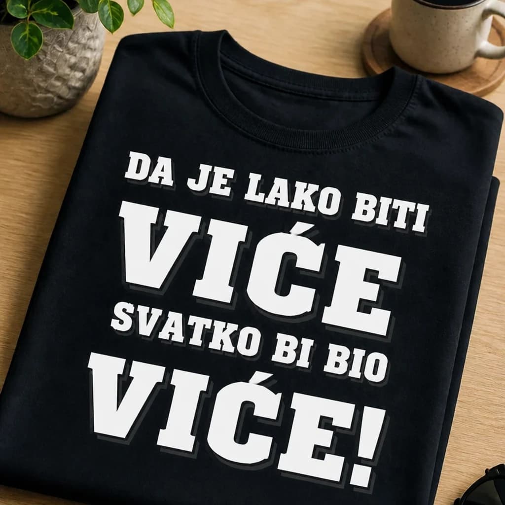 Crna majica s velikim bijelim natpisom „Da je lako biti Viće, svatko bi bio Viće!“