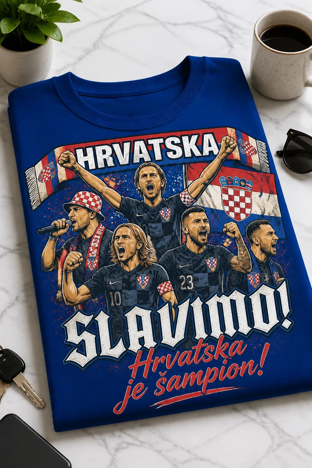 Kraljevsko plava navijačka majica s ilustracijom hrvatskih nogometaša i natpisom „Hrvatska je šampion!“