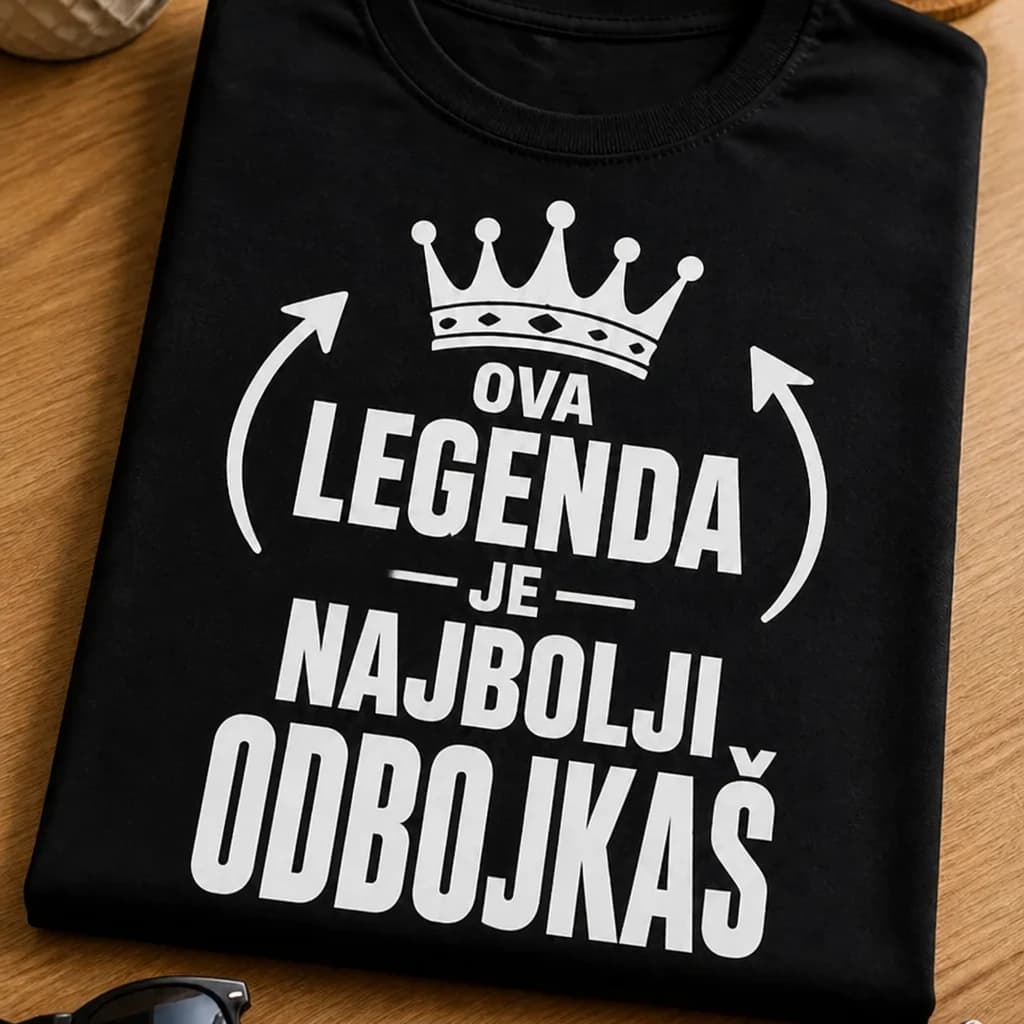 Crna majica za odbojkaša s krunom, strelicama i natpisom „Ova legenda je najbolji odbojkaš“