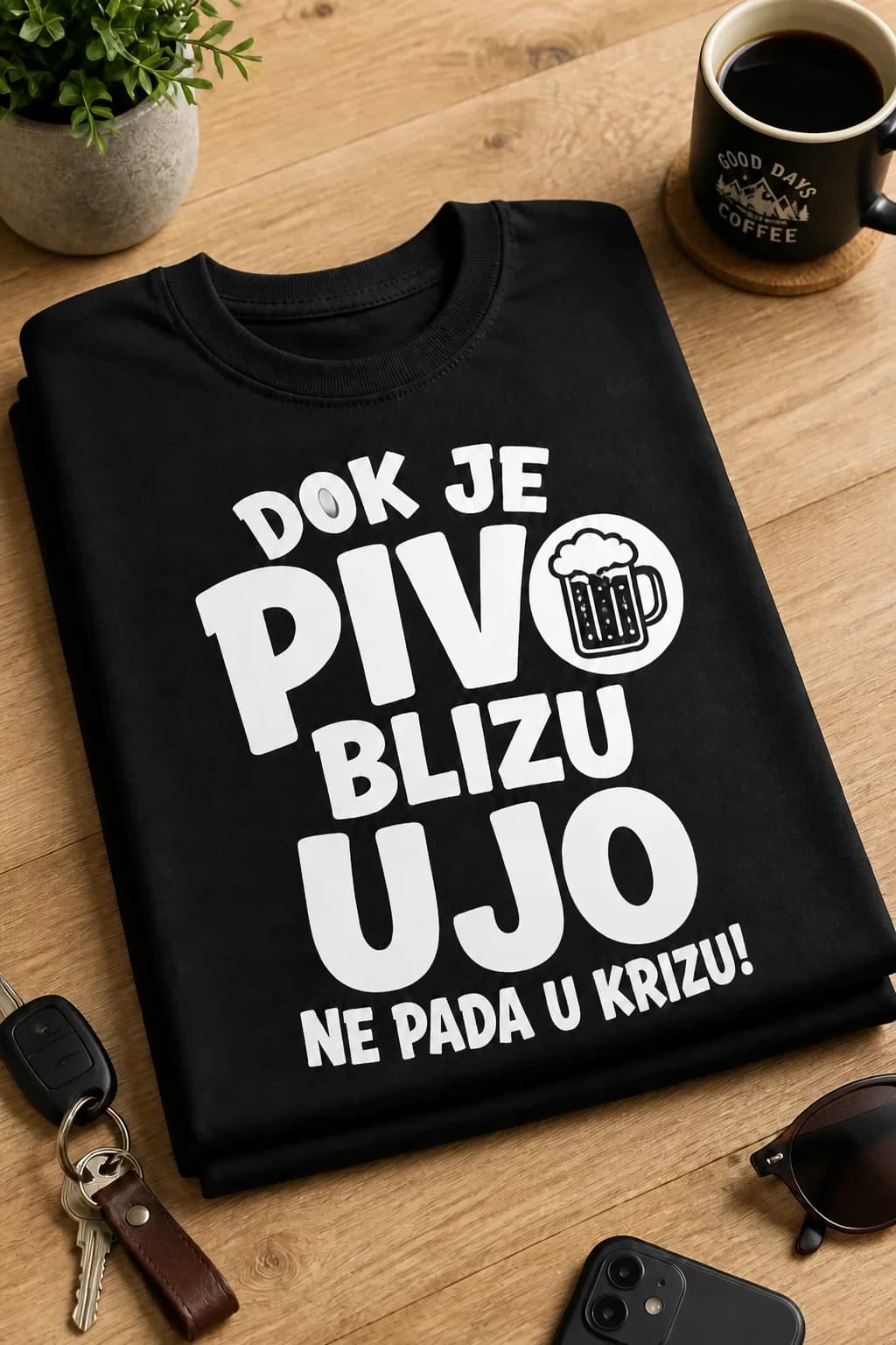 Crna majica s kriglom piva i natpisom „DOK JE PIVO BLIZU UJO NE PADA U KRIZU!“ – poklon za ujaka