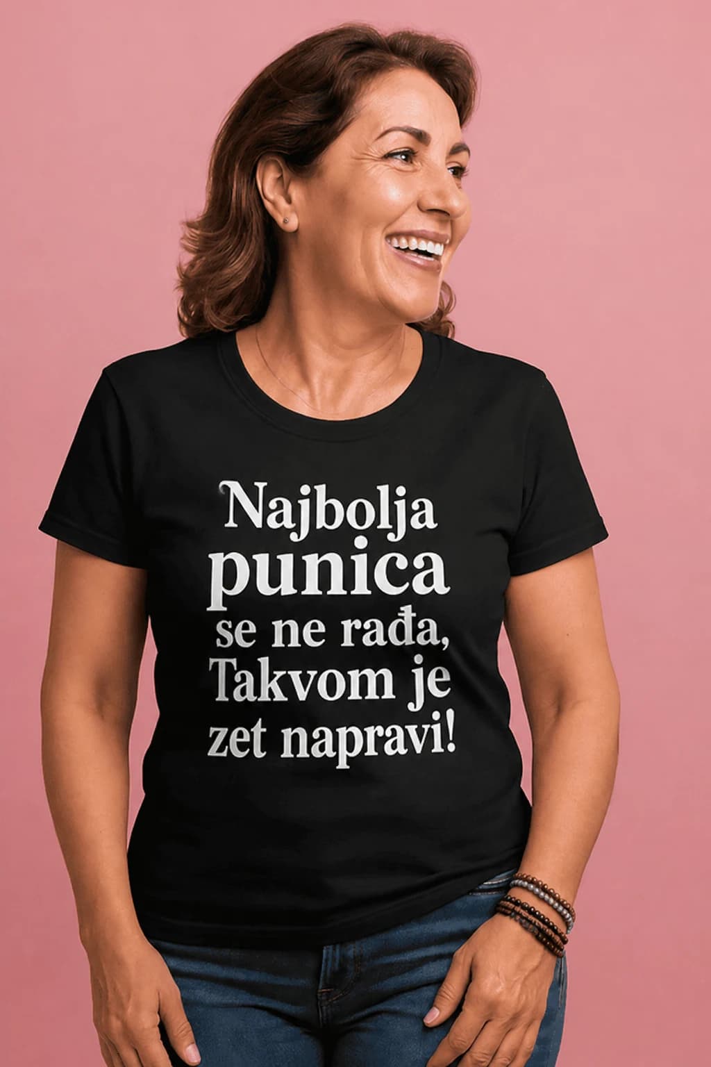 Nasmijana žena u crnoj majici s natpisom Najbolja punica se ne rađa, takvom je zet napravi