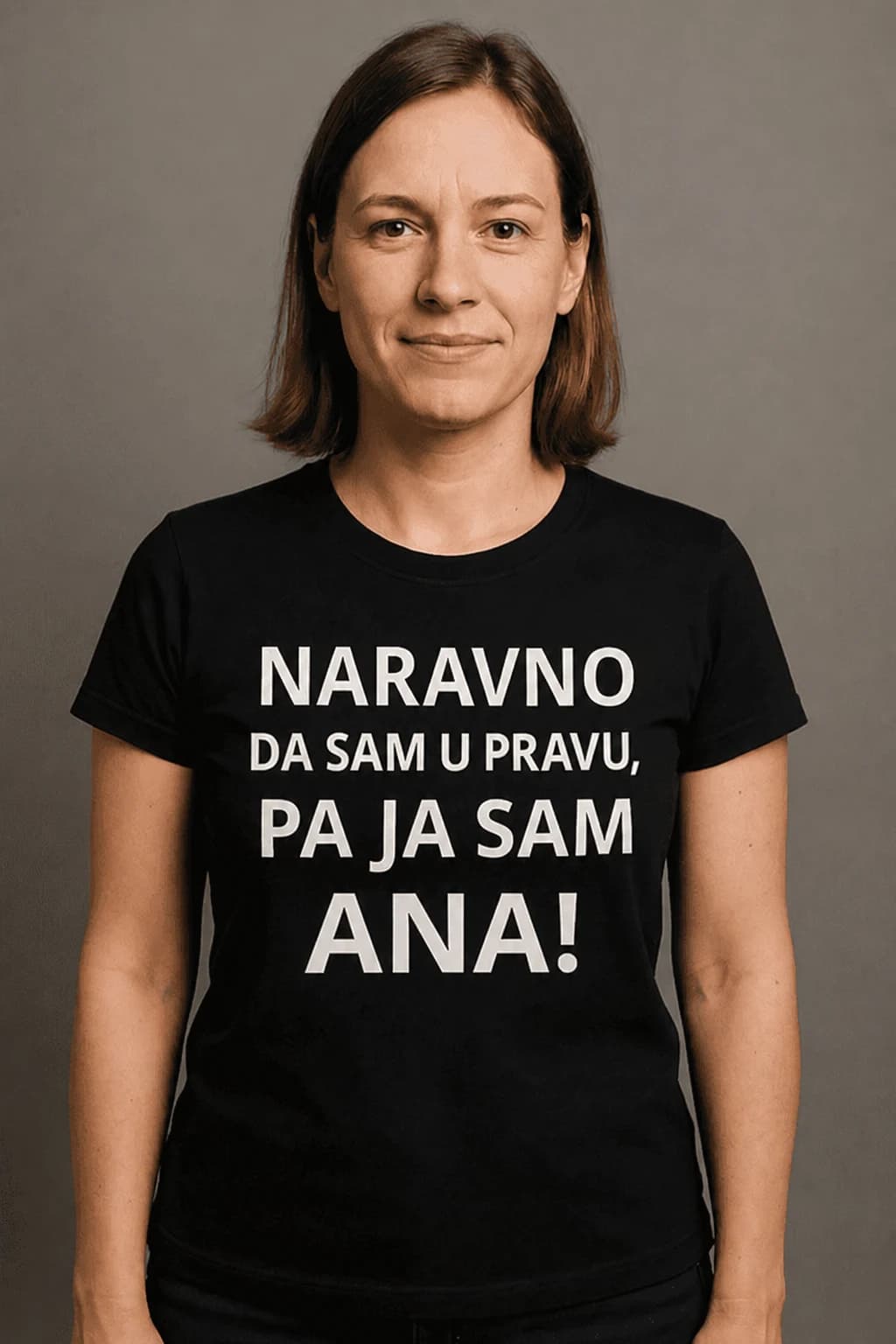 Žena u crnoj majici s natpisom „Naravno da sam u pravu, pa ja sam“ i imenom – majica s imenom po želji