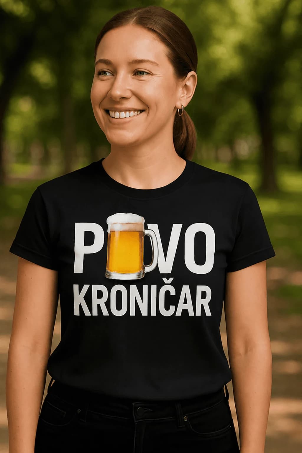 Žena u crnoj majici s bijelim natpisom Pivo kroničar i pjenušavom kriglom piva umjesto slova I