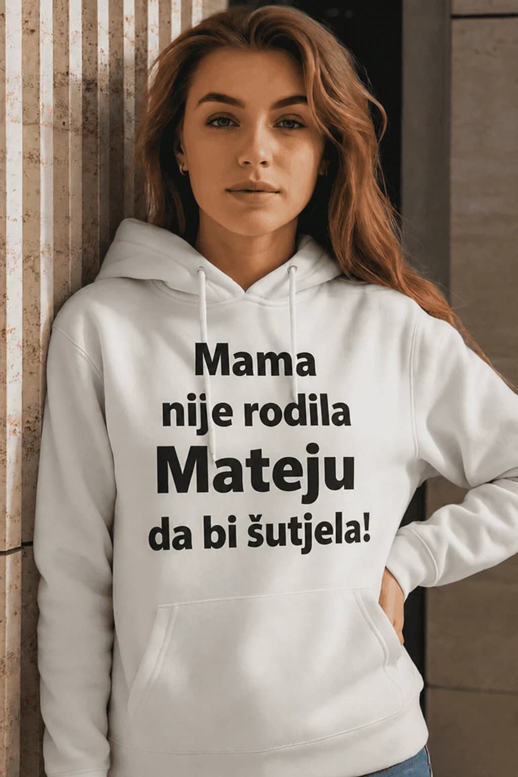 Djevojka u bijeloj dukserici s crnim natpisom Mama nije rodila Mateju da bi šutjela