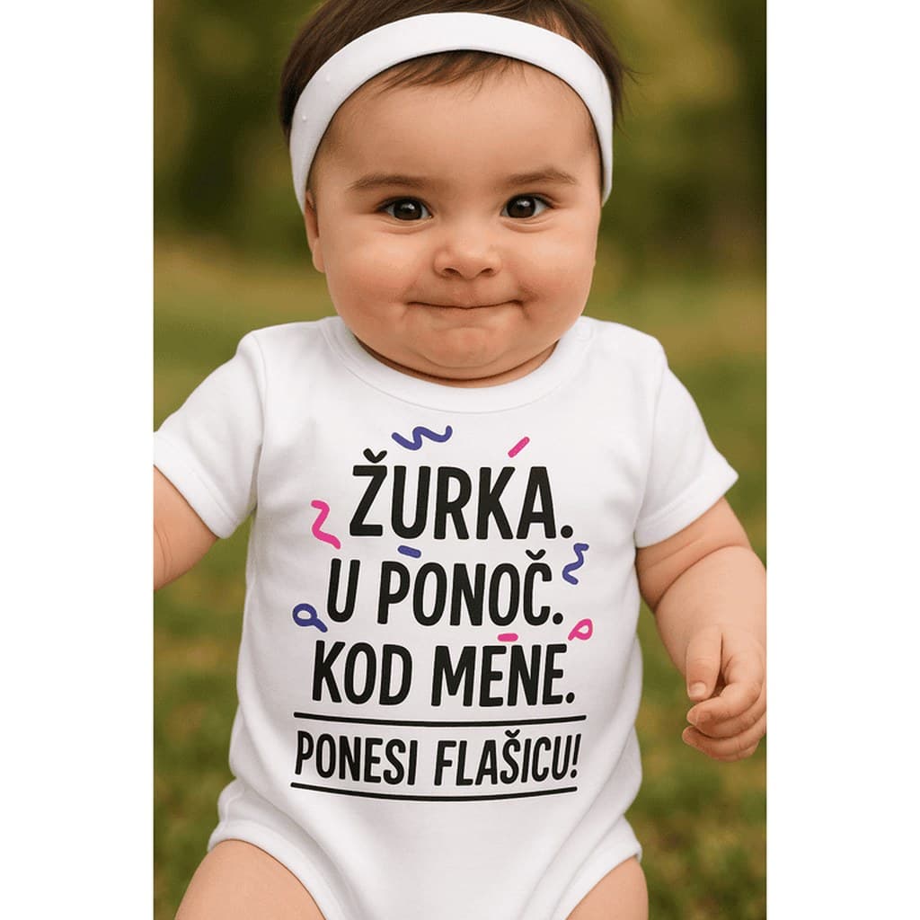Beba u bijelom bodiju s natpisom Tulum u ponoć kod mene, ponesi flašicu i šarenim konfetima
