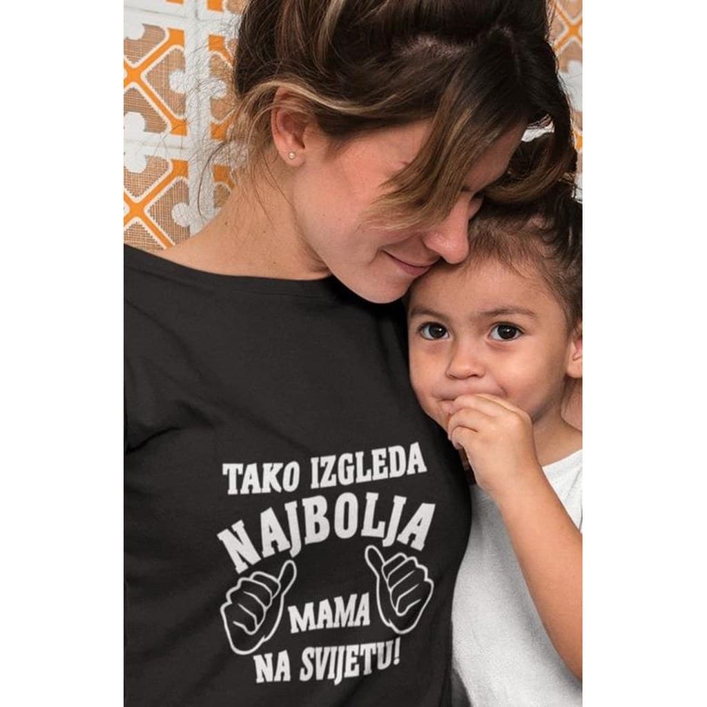 Mama grli kćer, a na njezinoj crnoj majici piše TAKO IZGLEDA NAJBOLJA MAMA NA SVIJETU! uz dva palca
