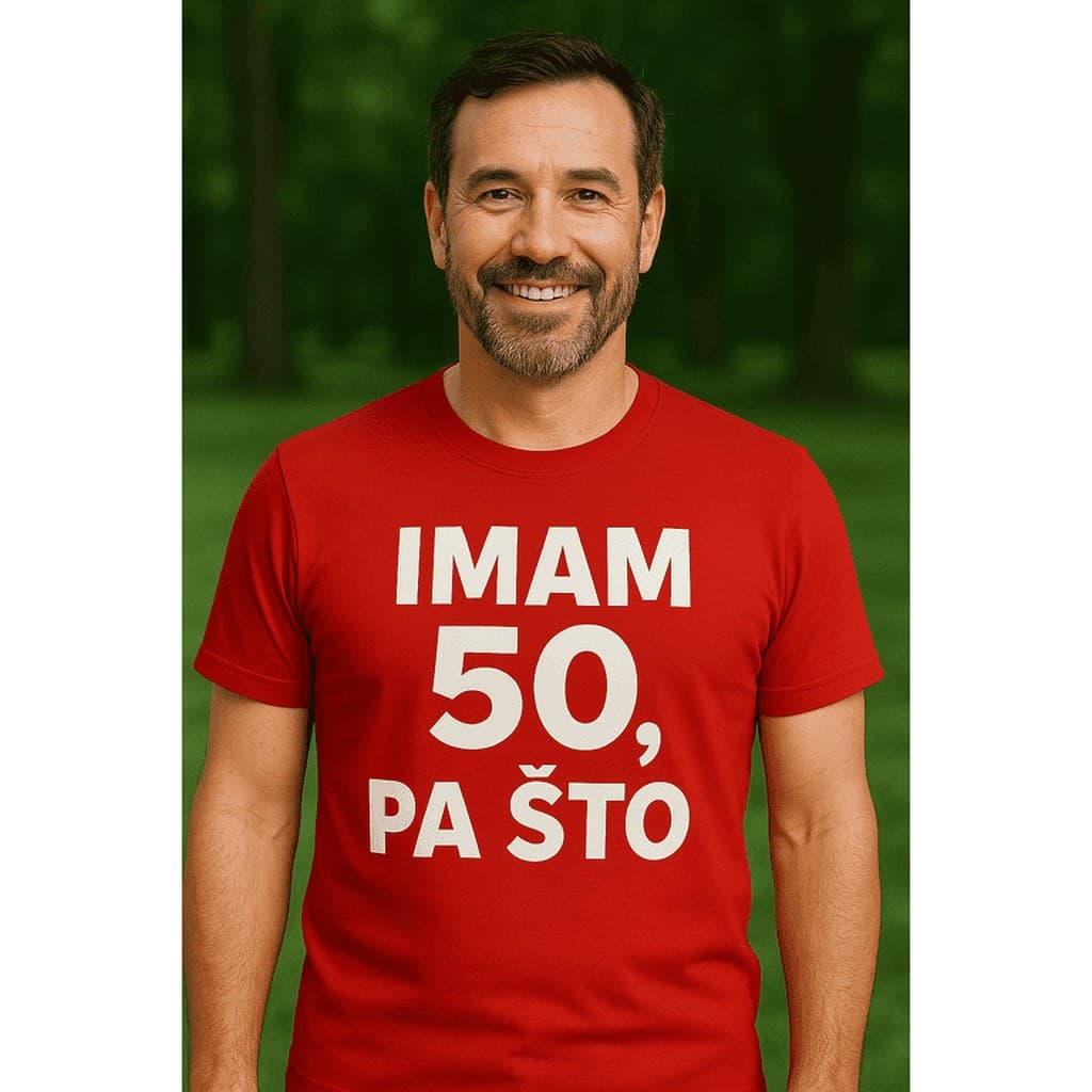 Muškarac u crvenoj majici s velikim bijelim natpisom „Imam 50, pa što“ – majica za 50. rođendan