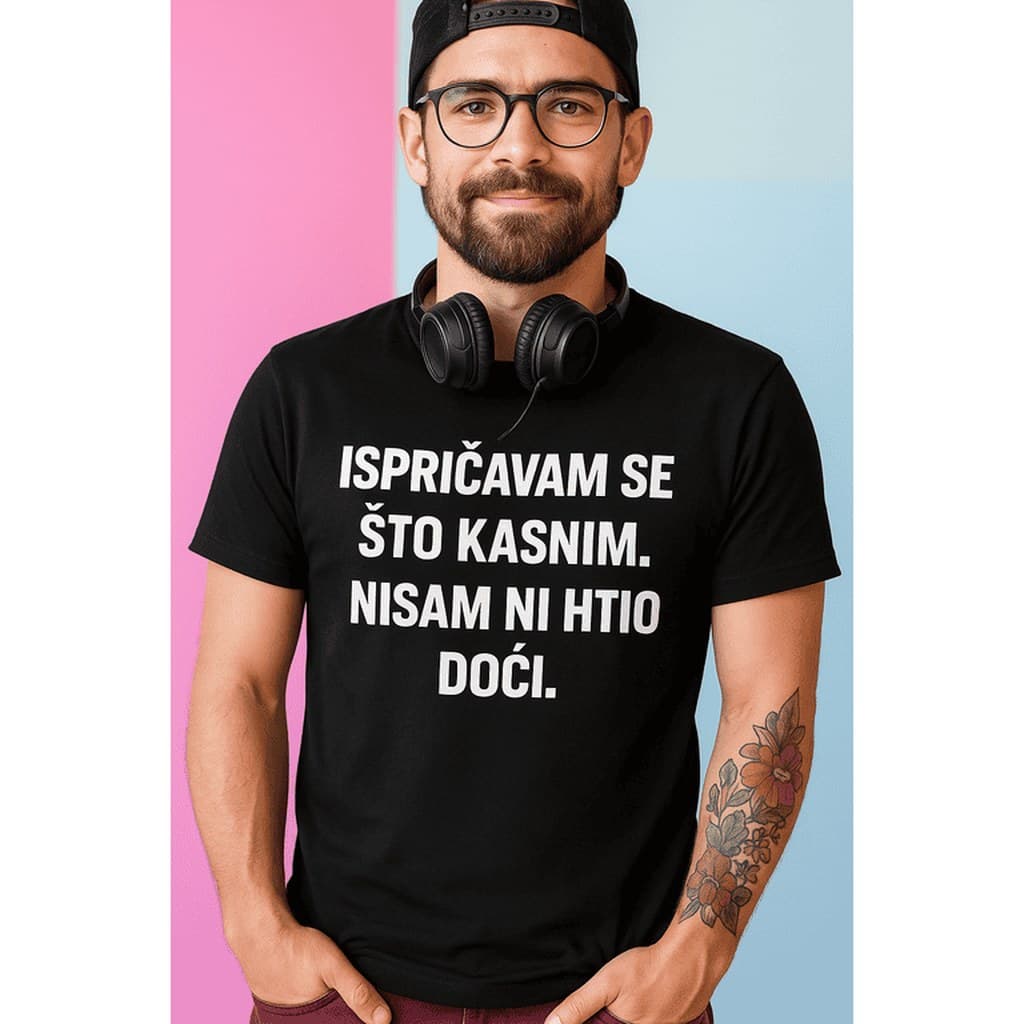 Muškarac sa slušalicama u crnoj majici s bijelim natpisom „Ispričavam se što kasnim. Nisam ni htio doći.“