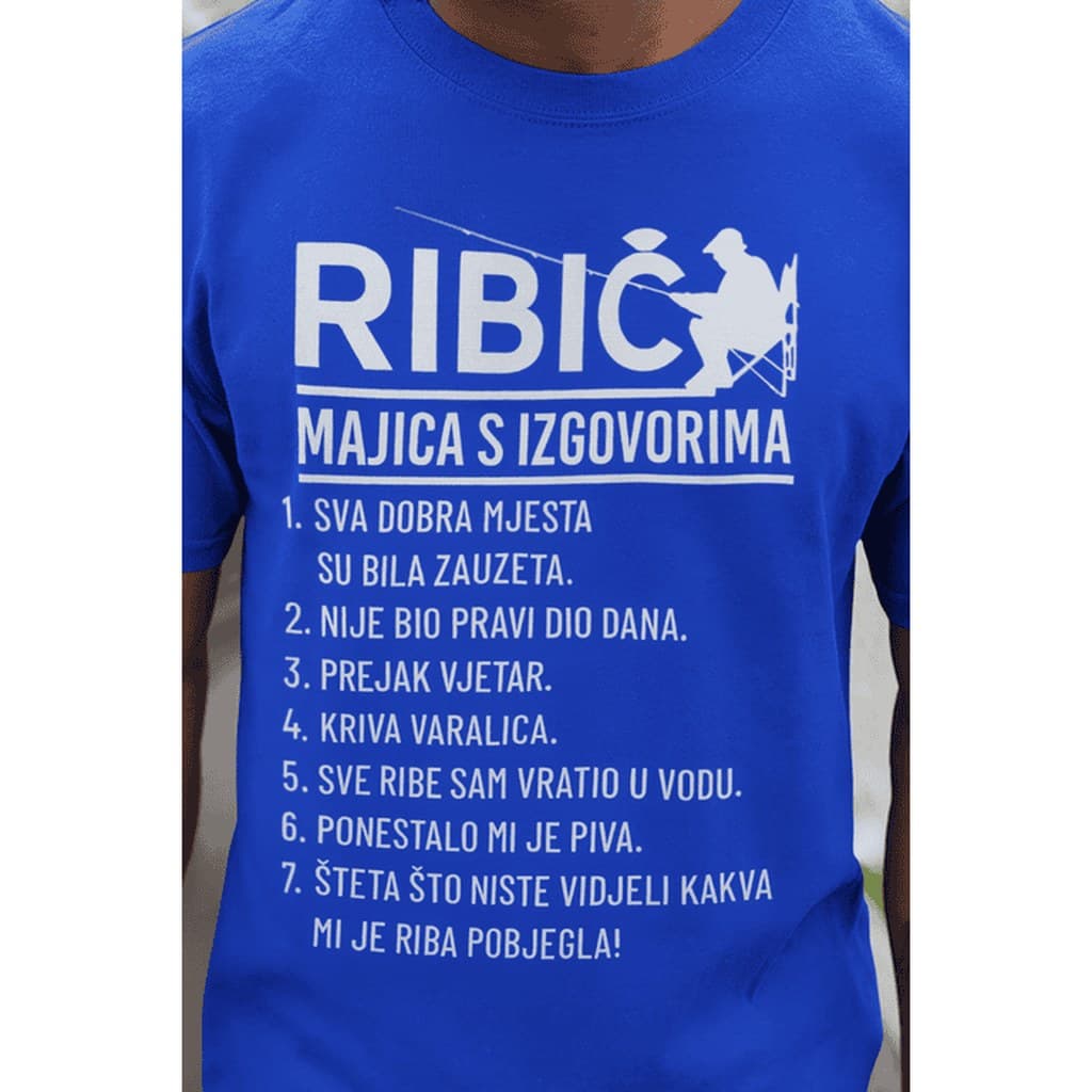Ribič u kraljevsko plavoj majici s bijelim natpisom „Ribič – majica s izgovorima“ i popisom izgovora