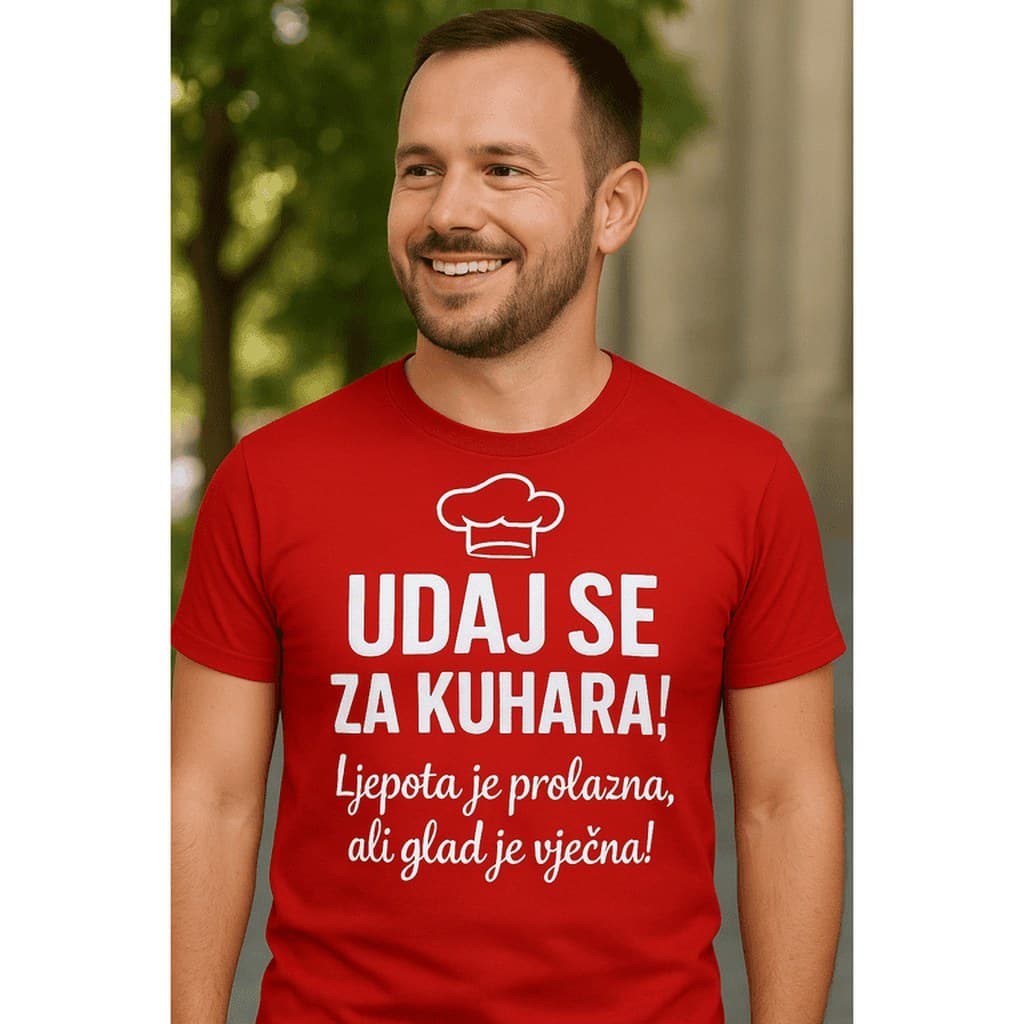 Nasmijani muškarac u crvenoj majici s kuharskom kapom i natpisom „Udaj se za kuhara!“ – majica za kuhare