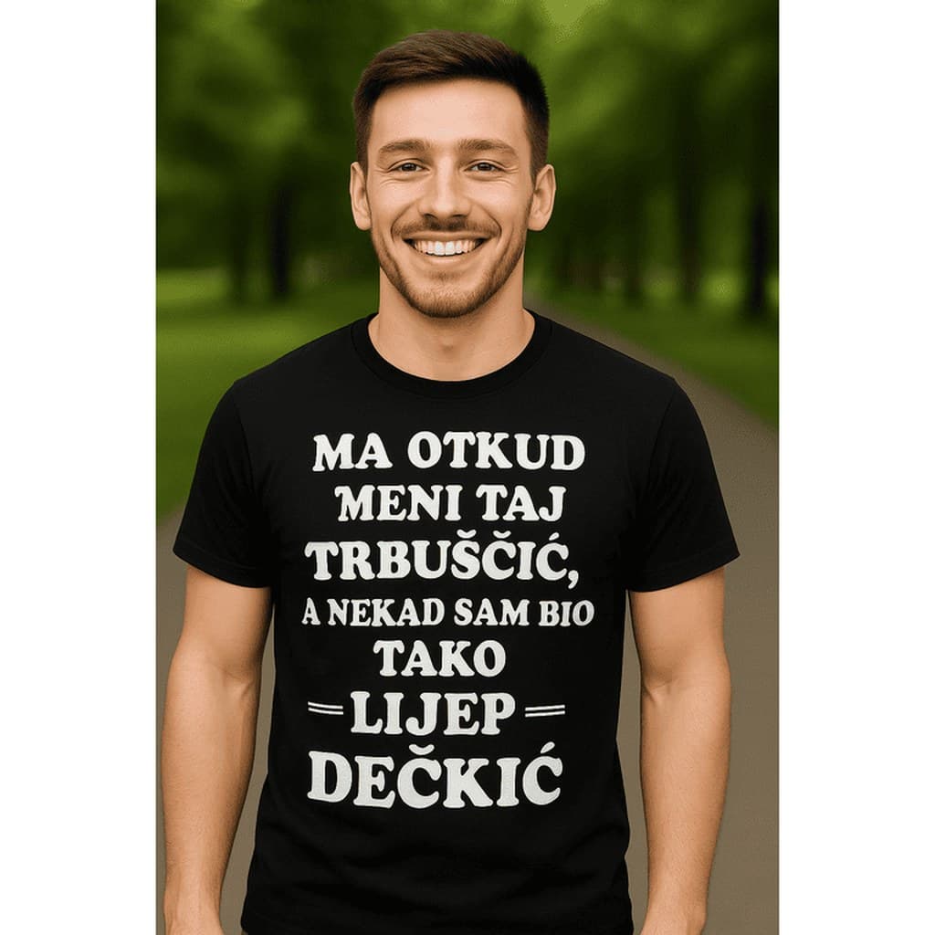 Muškarac u crnoj majici s bijelim natpisom MA OTKUD MENI TAJ TRBUŠČIĆ, A NEKAD SAM BIO TAKO LIJEP DEČKIĆ