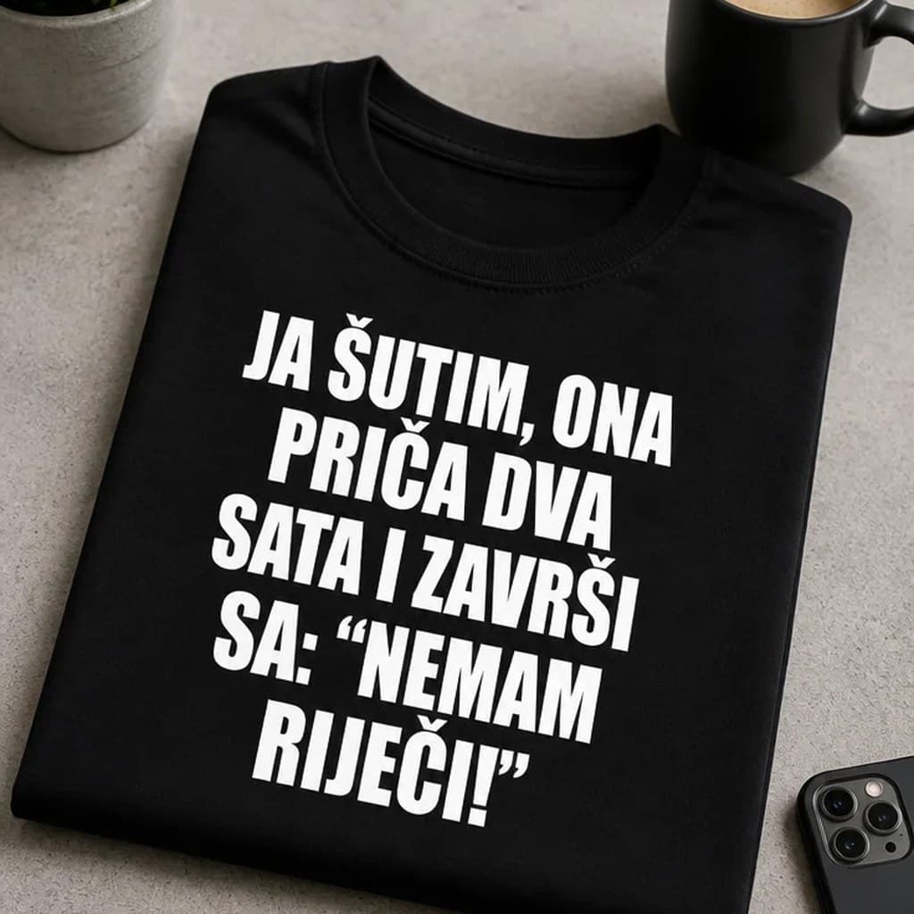 Crna majica za muškarce u vezi s bijelim natpisom o tome kako ona priča dva sata pa nema riječi