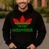 Odrasla osoba u crnoj hoodie s grafičkim dizajnom i natpisom adamidaš.