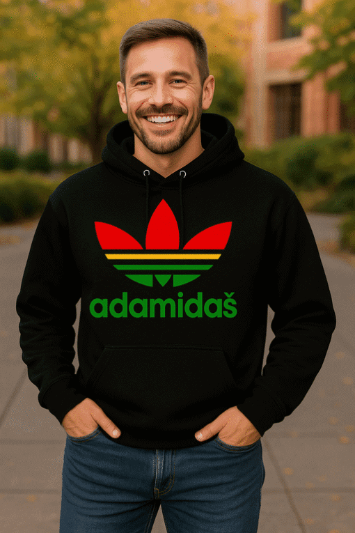 Odrasla osoba u crnoj hoodie s grafičkim dizajnom i natpisom adamidaš.
