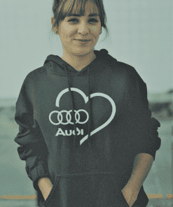 Crna hoodie s Audi logo i srcem, casual look, prikaz ograničene kolekcije odjeće Top-majice.hr.