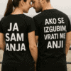 1. Dvoje ljudi s majicama s porukama o ljubavi i gubitku, optima nadruk.