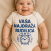 Vrlo razigran i sretan beba u personaliziranom bodiju s natpisom o budilici, odlično za promociju unikatnih baby majica.