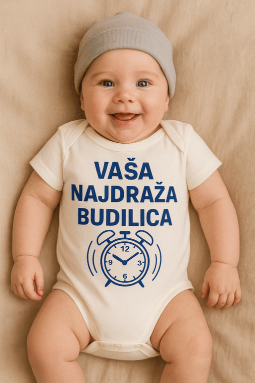 Vrlo razigran i sretan beba u personaliziranom bodiju s natpisom o budilici, odlično za promociju unikatnih baby majica.