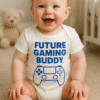 Slučajni smajli dječaka u majici s natpisom "Future Gaming Buddy".