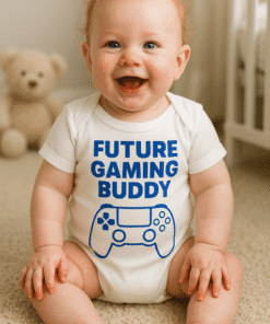Slučajni smajli dječaka u majici s natpisom "Future Gaming Buddy".