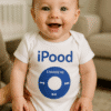 1. Dijete u bodyju s tiskom iPod logo, slika u domaćem okruženju.