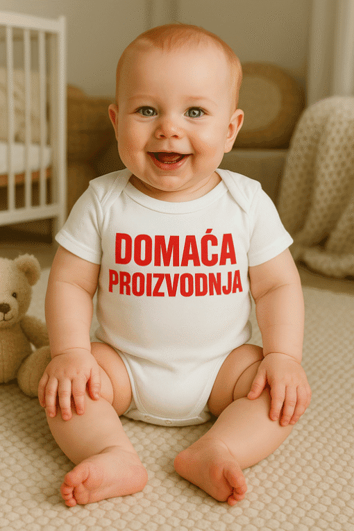 Dječja majica s printom "Domaća proizvodnja" za toplu i udobnu odjeću.