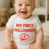 Maskota za bebe s Halloween motivima, prikazuje radosno dijete u izradi za najmlađe praznike.