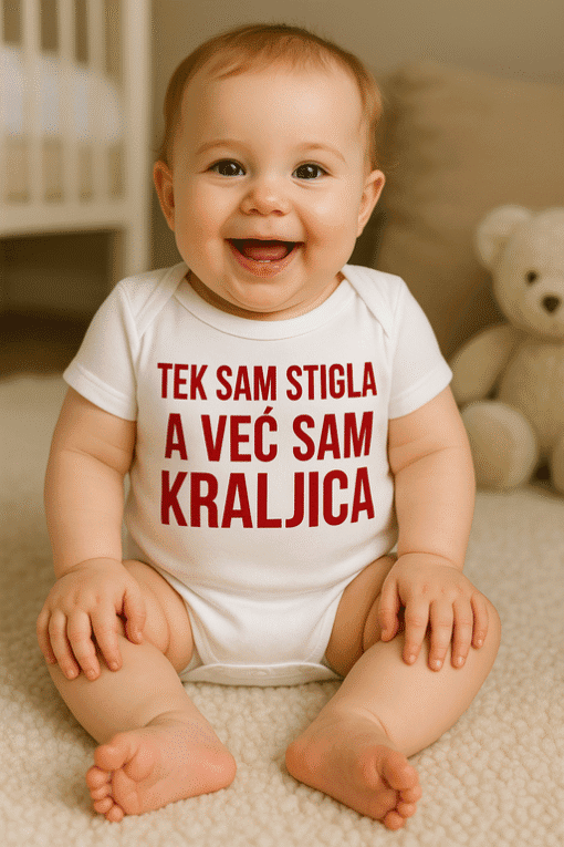 Smeđa dječja majica s natpisom "Tek sam stigla, a već sam kraljica".