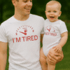 Nadmorski majica za tatu i bebu s porukama "Umorna" i "Nije umorna".