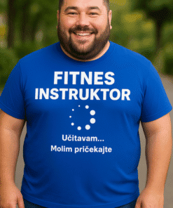 Fitness instruktor na t-skjecu, idealan za sportsku odjeću i promociju fitness sadržaja.