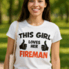 1. žena u majici s natpisom "This Girl Loves Her Fireman".