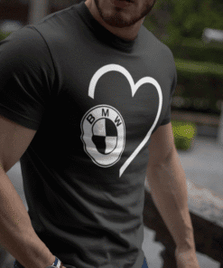 BMW majica s logo i grafikom srca za ljubitelje automobila.