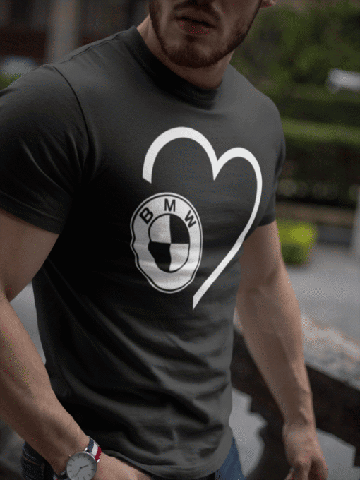 BMW majica s logo i grafikom srca za ljubitelje automobila.