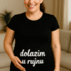 Osmiješna žena s majicom "dolazim u ruinu" u domu, moderna odjeća i udobno okruženje.
