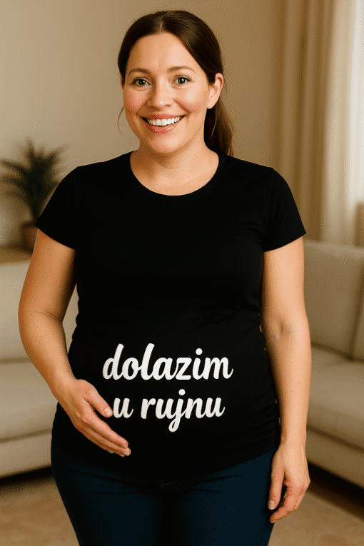Osmiješna žena s majicom "dolazim u ruinu" u domu, moderna odjeća i udobno okruženje.