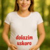 - Svilena majica s porukom "Dolazim uskoro" za trudnice i majke.