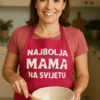 Majica s natpisom Najbolja mama na svijetu, idealna za obiteljske prilike i poklon, prikazuje sretna žena u kuhinji.