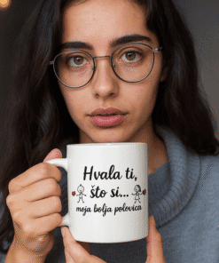 Ženska s naočalama drži šalicu s porukom, poznata marka Top-majice.hr.