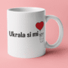 1. Personalizirana šalice s natpisom "Ukrala si mi" i crvenim srcem.