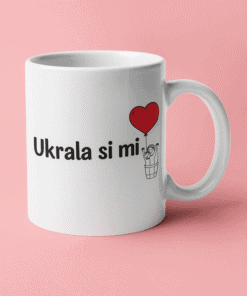 1. Personalizirana šalice s natpisom "Ukrala si mi" i crvenim srcem.