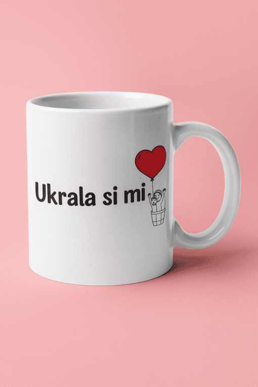 1. Personalizirana šalice s natpisom "Ukrala si mi" i crvenim srcem.