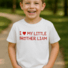 1. Dijete u majici s natpisom "I ❤️ MY LITTLE BROTHER LIAM".