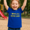 1. Dijete s plavom majicom "I ❤️ MY LITTLE SISTER LAURA" na igralištu.