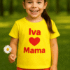 Iva ❤️ Mama, djevojčica s osmijehom na licu, drži cvijet u prirodnom okruženju.