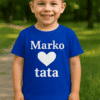 1. Dijete u plavoj majici s natpisom "Marko ♥ tata", na zelenoj pozadini.