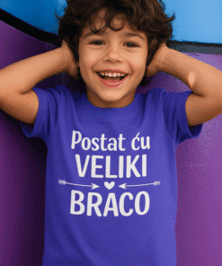 1. Dijete u plavoj majici s porukom "Postao ću veliki brao".